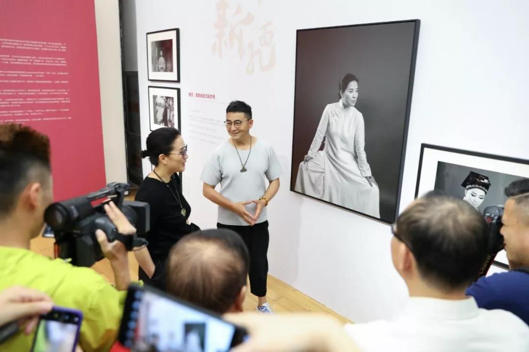 时隔一载，，，，，美好再续，，，，，bb贝博艾弗森官方网站地产&amp;amp;amp;肖全荆门新面庞摄影展温情启幕